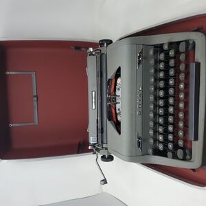 Vintage 1940s-50’s  Royal Quiet Deluxe Portable Typewriter- Case! Works 20SRL078